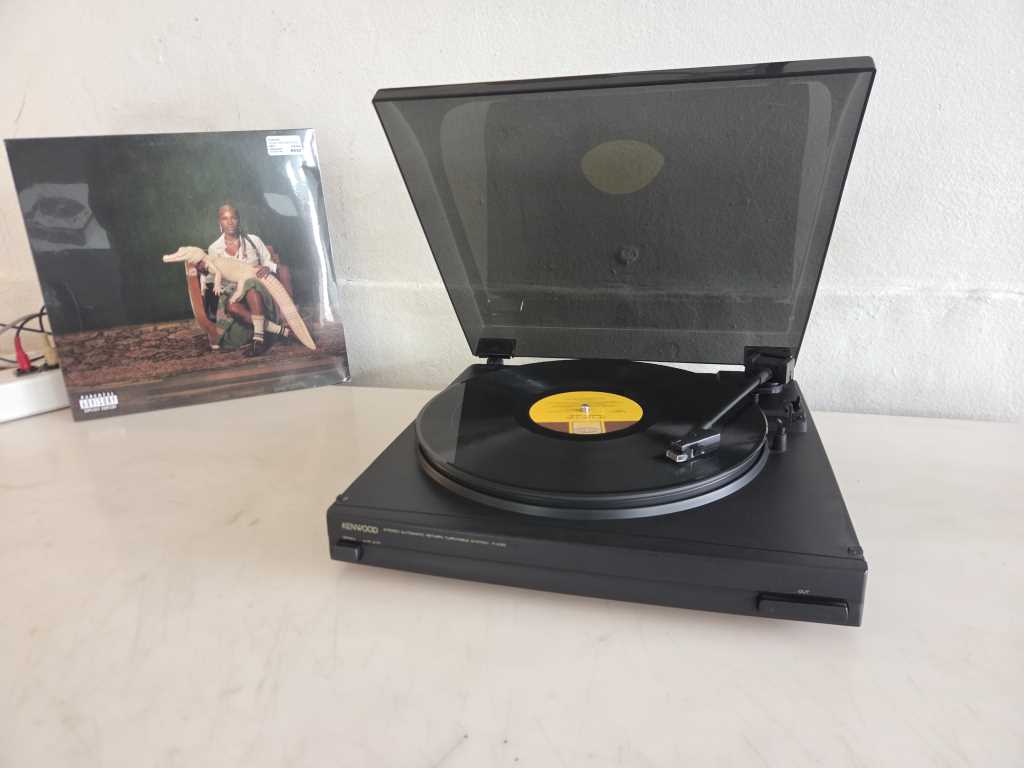 Kenwood P-235 Turntable